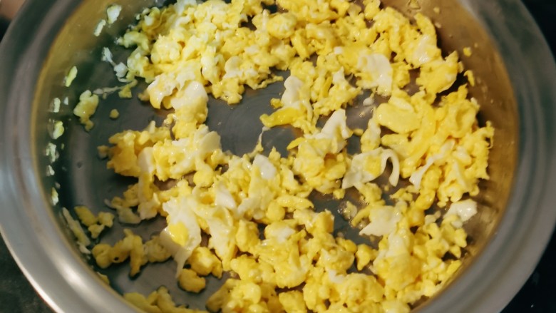 猪肉白菜水饺,起油锅放入食用油,油热后放入3个<a style='color:red;display:inline-block;' href='/shicai/ 9'>鸡蛋</a>炒碎备用。