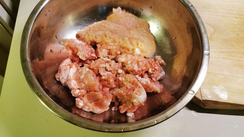 猪肉白菜水饺,<a style='color:red;display:inline-block;' href='/shicai/ 34310'>猪肉糜</a>和<a style='color:red;display:inline-block;' href='/shicai/ 41394'>鸡肉糜</a>混合。