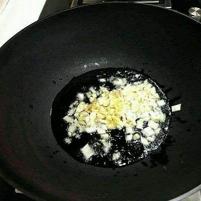 松茸鸡汤,葱姜蒜爆锅,炒香。