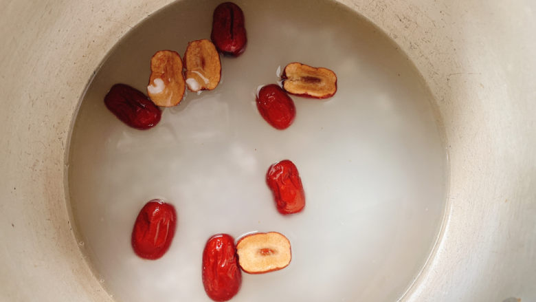 红枣南瓜粥,小火慢煮至沸腾后，继续煮半小时。