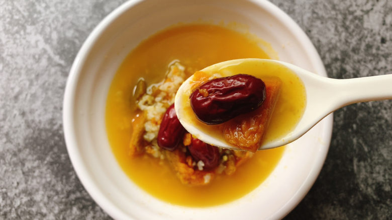 红枣南瓜粥,凉食也可，可加蜂蜜调和。