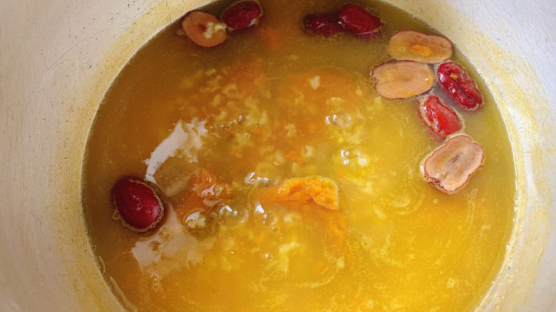 红枣南瓜粥,加入南瓜块，煮到米粒开花，大概30分钟左右