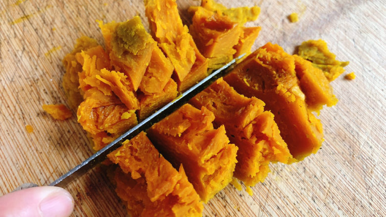 红枣南瓜粥,切成块状。