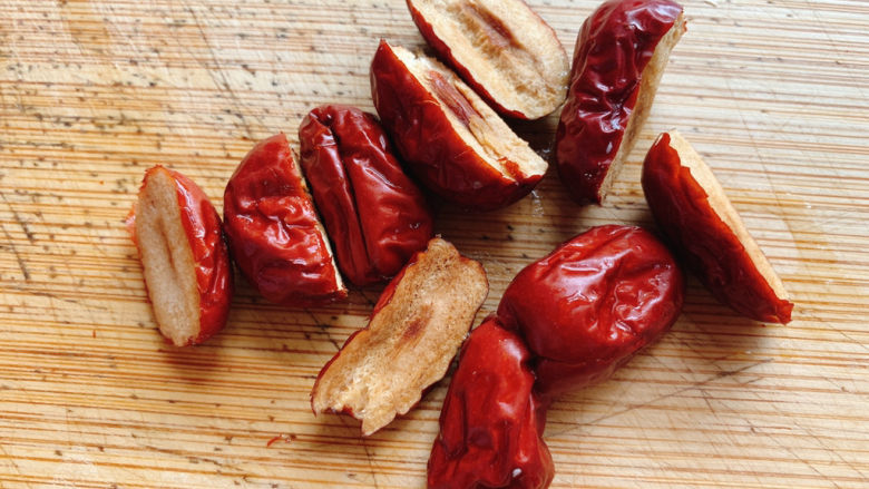 红枣南瓜粥,红枣洗净对半切开。