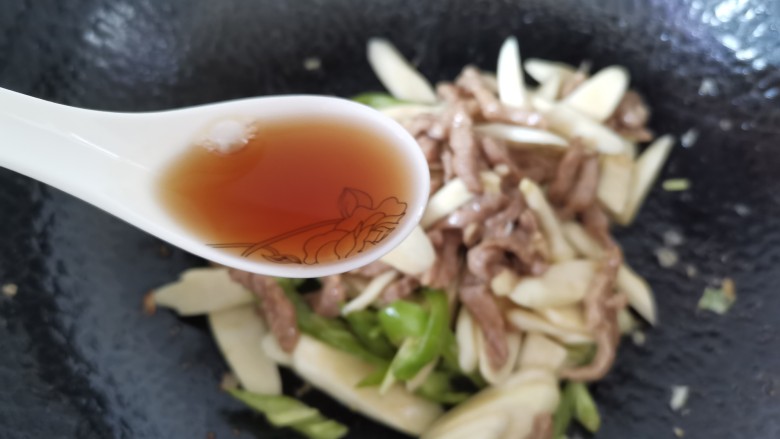 茭白炒肉丝,加入料酒