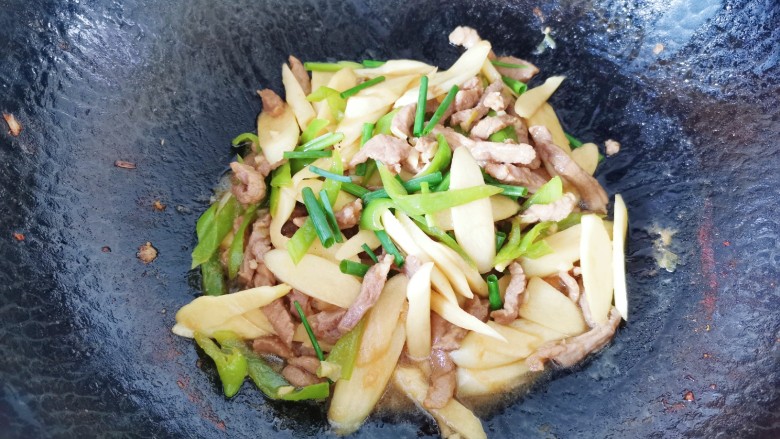 茭白炒肉丝,大火收汁加入少许<a style='color:red;display:inline-block;' href='/shicai/ 756'>鸡精</a>,放入葱段炒匀出锅
