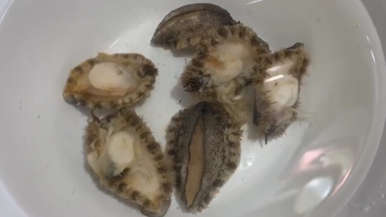 清蒸鲍鱼,然后鲍鱼再入清水中洗净一遍,去除黏液等。