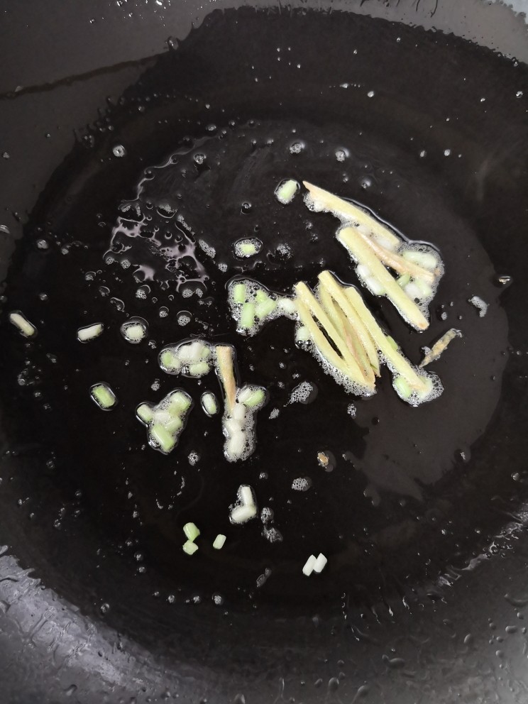 冬瓜鸡蛋汤,锅留底油,放入葱白和姜丝炒出香味