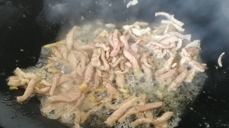 茭白炒肉丝,把肉丝炒变色。