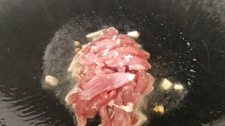 茭白炒肉丝,放入肉丝,文火炒散。