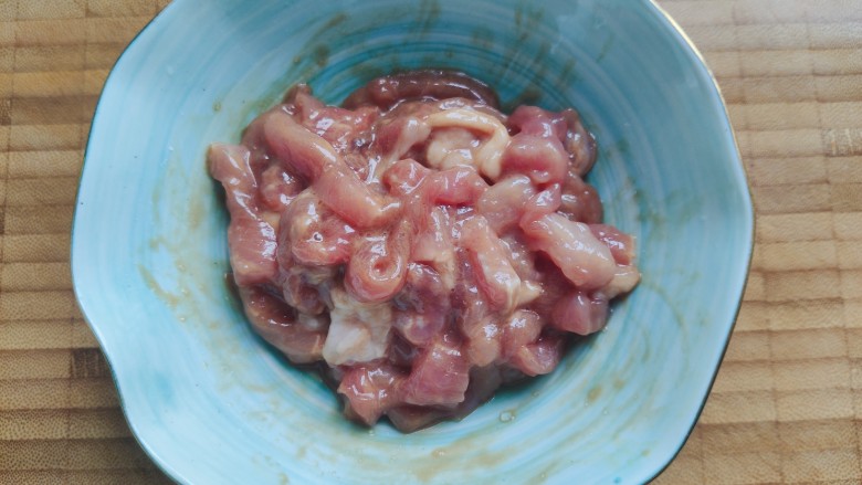 茭白炒肉丝,抓均匀,腌制备用