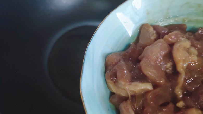 茭白炒肉丝,待锅内油热,下肉丝