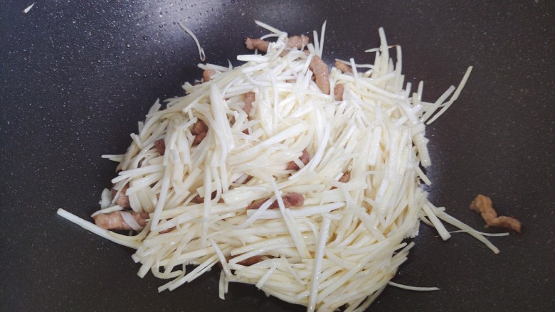 茭白炒肉丝,翻炒至茭白稍稍变软,体积变小