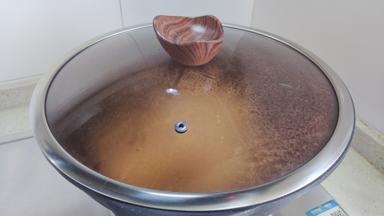 茭白炒肉丝,盖上锅盖,转小火,焖煮1分钟