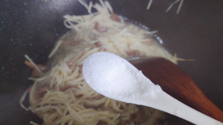 茭白炒肉丝,待锅内汤汁差不多收紧,加一小勺细盐