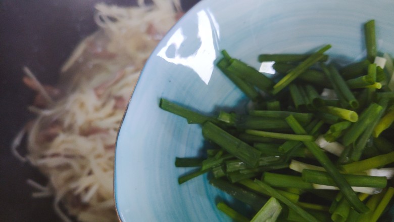 茭白炒肉丝,加入小葱,翻炒均匀即可
