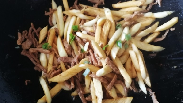 茭白炒肉丝,撒上葱花,炒匀即可。