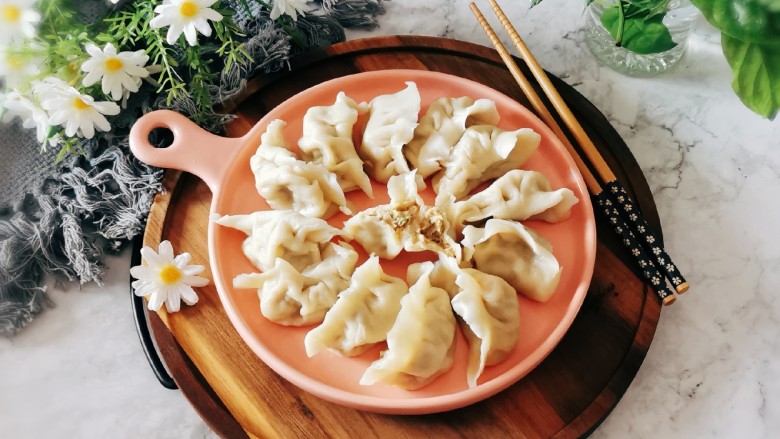 猪肉白菜水饺,捞出装盘食用。