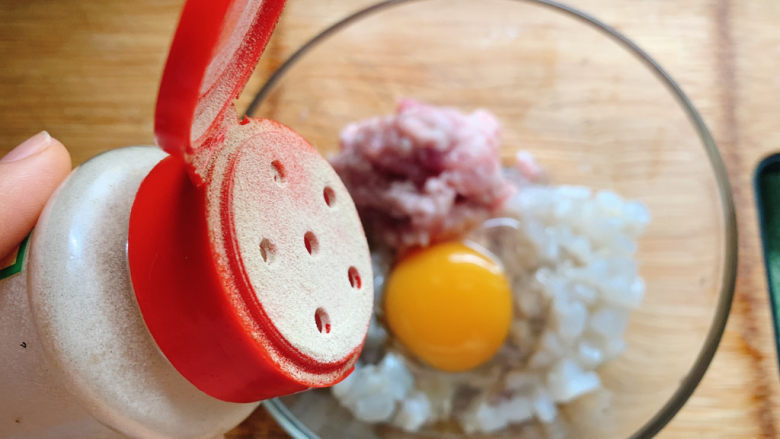 三鲜蒸饺,将猪肉、虾仁、章鱼丁混合,加入一颗蛋黄,加胡椒粉去腥。
