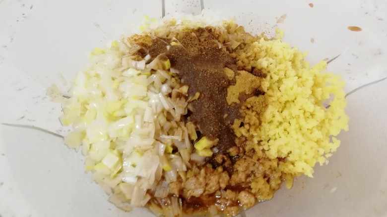 猪肉白菜水饺,炒锅内倒入适量的食用油烧热,浇在十三香上面,把肉馅搅拌均匀。
