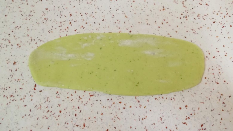 猪肉白菜水饺,饧好的绿色面团取一块揉光,擀成接近于长方形,不要太薄。