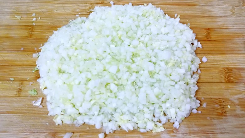 猪肉白菜水饺,面团饧发的时间准备饺子馅。
<a style='color:red;display:inline-block;' href='/shicai/ 114'>白菜</a>洗干净剁碎。