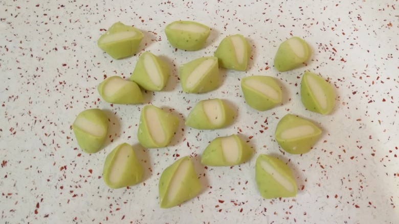 猪肉白菜水饺,切成小剂子。