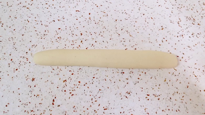 猪肉白菜水饺,饧好白色面团取一块揉光,搓成长条状。