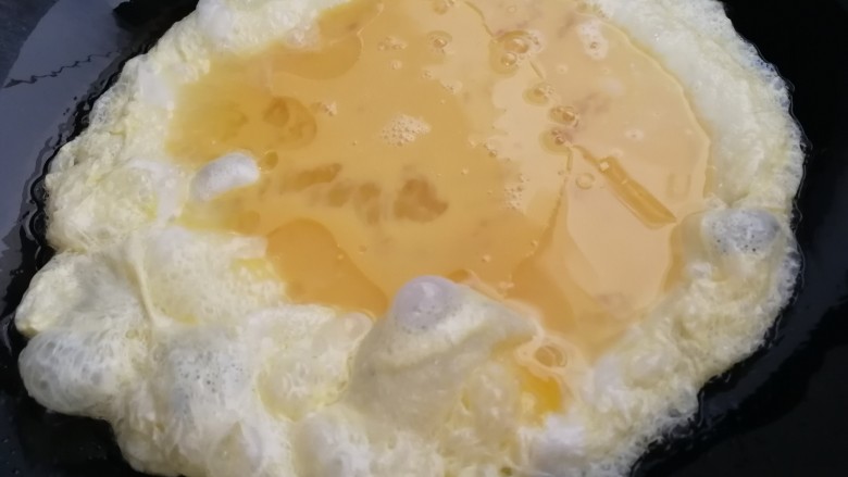 三鲜蒸饺,热锅凉油,油5成热倒入蛋液。(油比平时炒菜多一些)