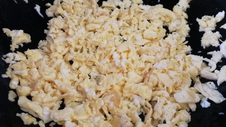 三鲜蒸饺,筷子搅动蛋液,蛋液一凝固就关火,把鸡蛋打散划碎。