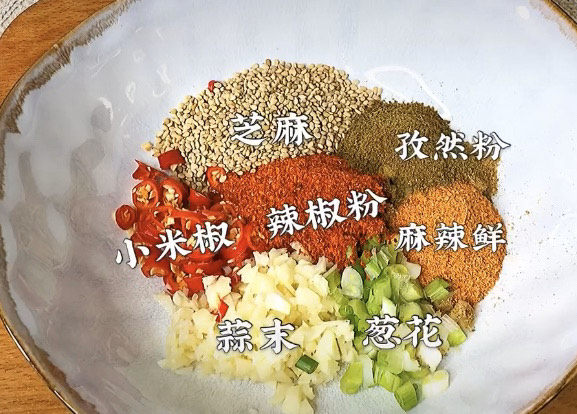 麻辣拌,接下来就是做麻辣伴的灵魂了,一个超好吃的伴酱,需要用到的材料比较多,已经备注在上面了。这是小九多次尝试后觉得这个配方好吃的。