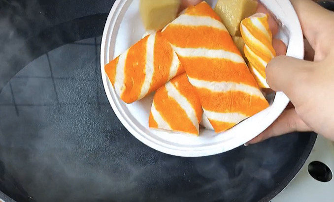 麻辣拌,喜欢麻辣烫的一个原因就和火锅一个道理,想吃啥就放啥。我超喜欢吃各种火锅料,各种丸子之类的。这类的要煮比较久又不容易变形,水开先下锅。