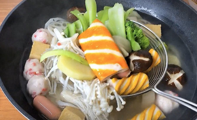 麻辣拌,把所有食材全都煮熟捞出沥水,如果煮出来脏东西比较多,可以用纯净水冲洗一下,这样做出来的麻辣伴看着才清楚有食欲。