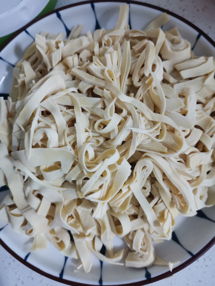 尖椒干豆腐,<a style='color:red;display:inline-block;' href='/shicai/ 480'>干豆腐</a>切丝