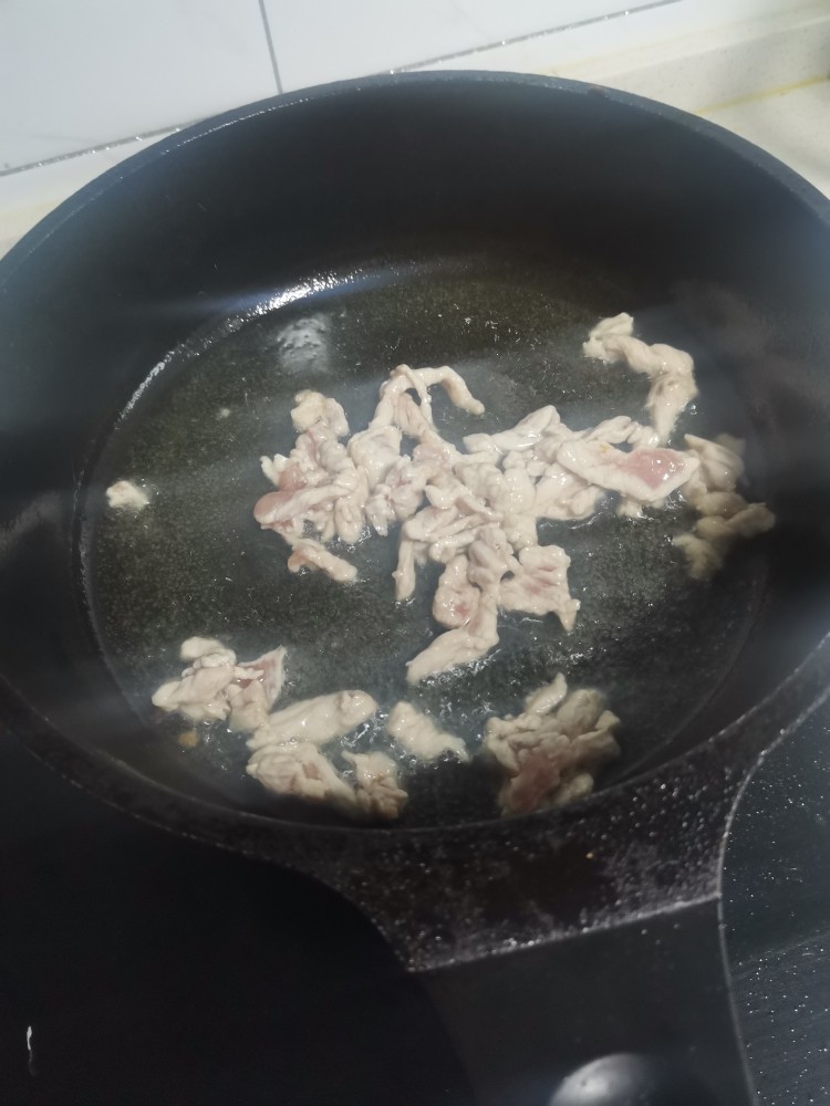 尖椒干豆腐,起锅烧油下肉丝