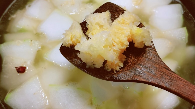 冬瓜鸡蛋汤,注入足够量的清水,放入银耳。