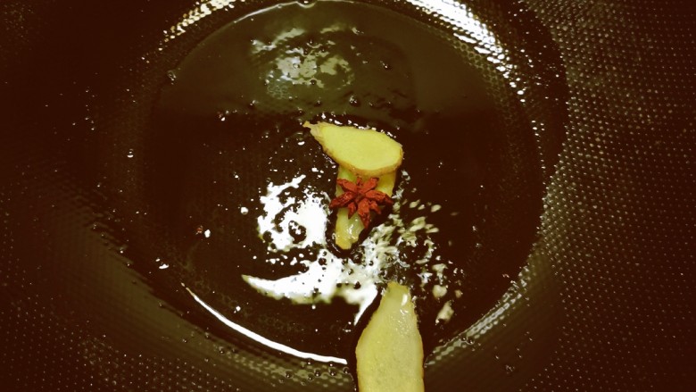 冬瓜鸡蛋汤,起油锅放入食用油,爆香姜片和<a style='color:red;display:inline-block;' href='/shicai/ 695'>八角</a>。
