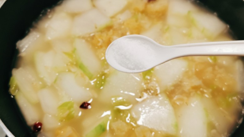 冬瓜鸡蛋汤,煮至冬瓜熟了,放入盐。