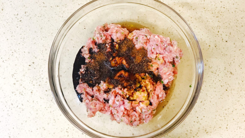 猪肉白菜水饺,加入调味料，盐、<a style='color:red;display:inline-block;' href='/shicai/ 788'>生抽</a>、<a style='color:red;display:inline-block;' href='/shicai/ 718'>料酒</a>，<a style='color:red;display:inline-block;' href='/shicai/ 721'>蚝油</a>，<a style='color:red;display:inline-block;' href='/shicai/ 12043'>花椒粉</a>