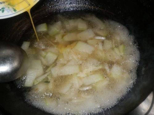 冬瓜鸡蛋汤,中小火炖煮至瓜片变透明,再开大火将鸡蛋液慢慢倒入锅中,用勺子轻轻划两圈,让鸡蛋液变成蛋花。