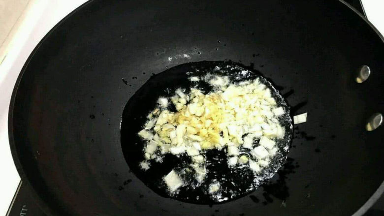 冬瓜鸡蛋汤,锅中添油,爆锅炒香。