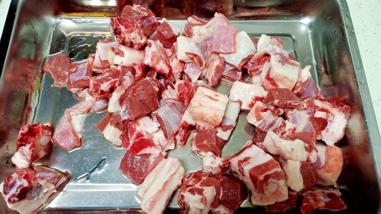红焖羊肉 羊排,用清水冲洗干净