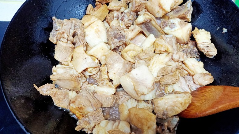 红焖羊肉 羊排,放入洗净控干水分的羊肉和羊排