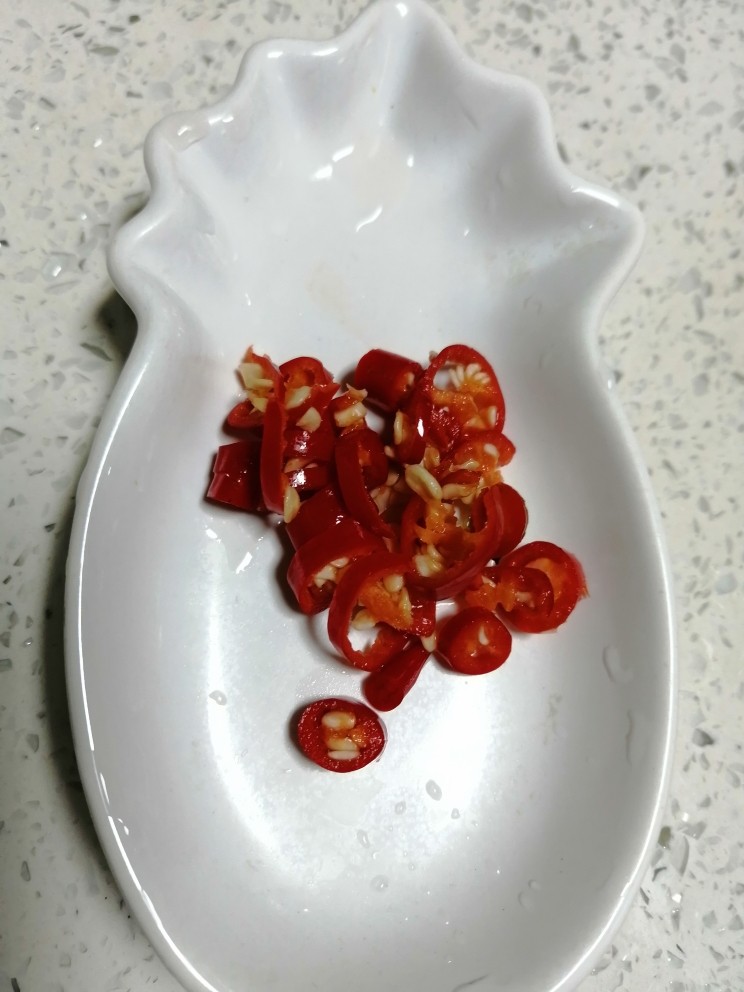 茭白炒肉丝,朝天椒洗干净切好备用。