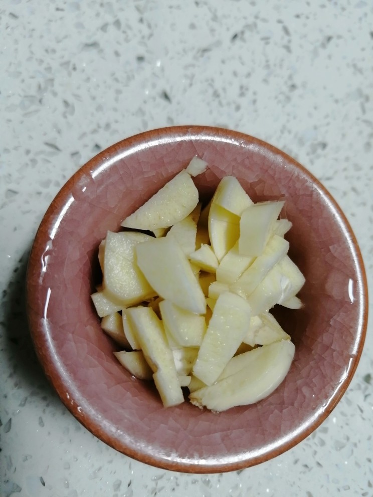 茭白炒肉丝,蒜瓣去皮切好备用。