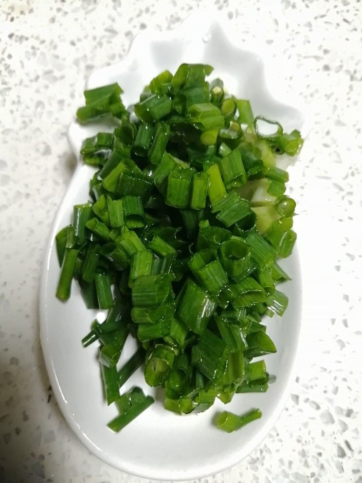 茭白炒肉丝,<a style='color:red;display:inline-block;' href='/shicai/ 3250'>葱</a>洗干净切好备用。