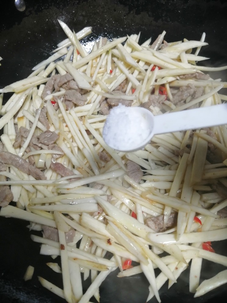 茭白炒肉丝,加小勺盐继续翻炒。