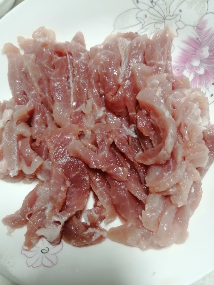 茭白炒肉丝,<a style='color:red;display:inline-block;' href='/shicai/ 429'>瘦肉</a>洗干净切好丝备用。