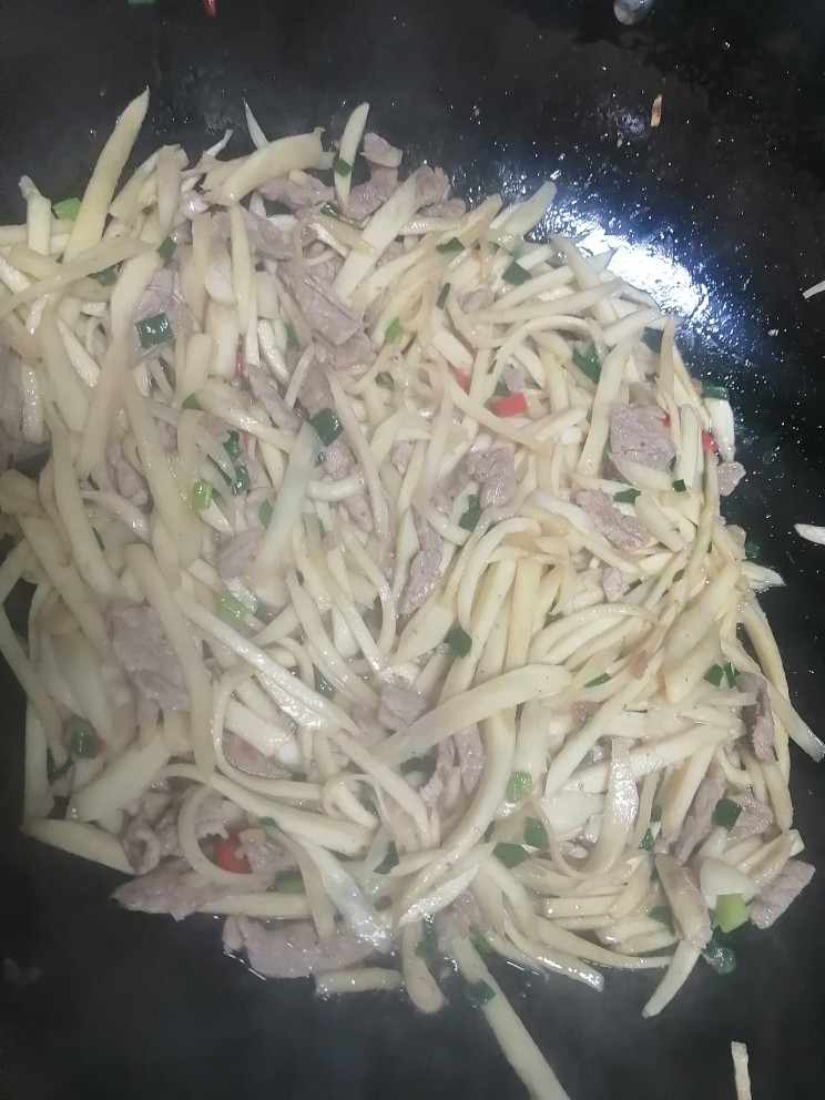 茭白炒肉丝,少许水翻炒,收汁熄火准备盛出。