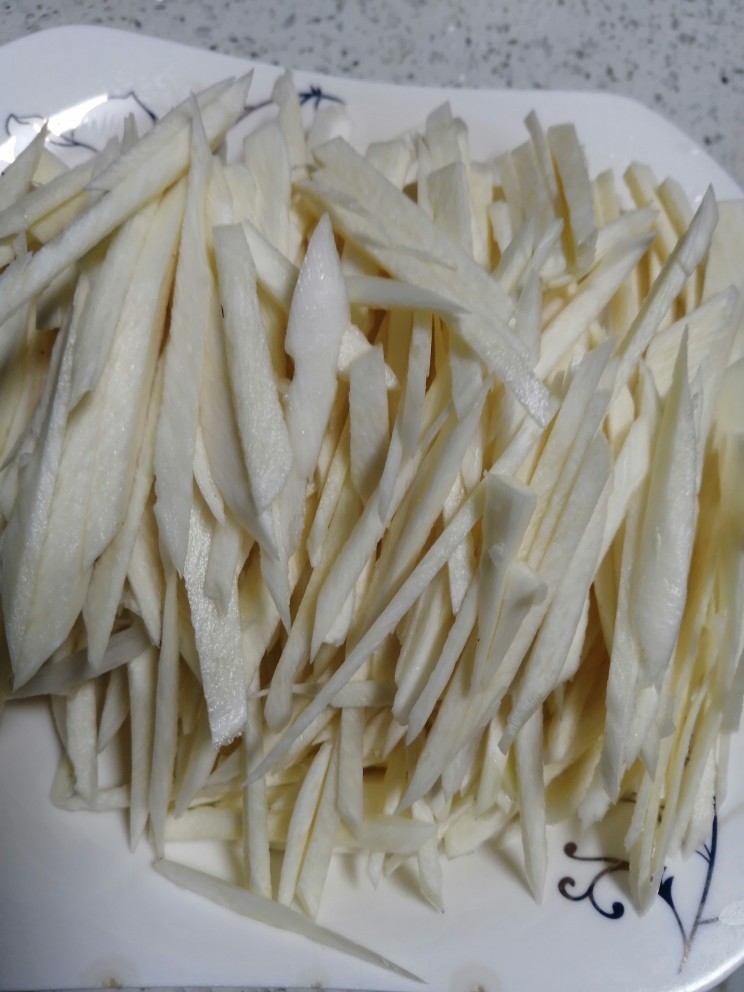 茭白炒肉丝,<a style='color:red;display:inline-block;' href='/shicai/ 65'>茭白</a>去壳洗干净切好丝备用。